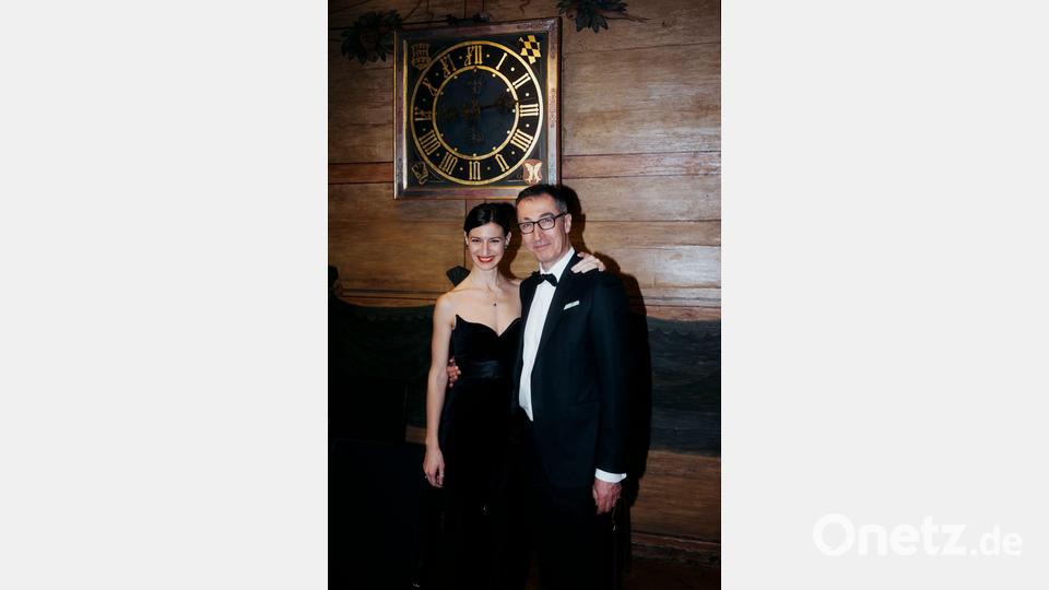 Arm in Arm und nun auch verheiratet durchs Leben. Bild: Alwin Maigler/Team Cem Özdemir /dpa