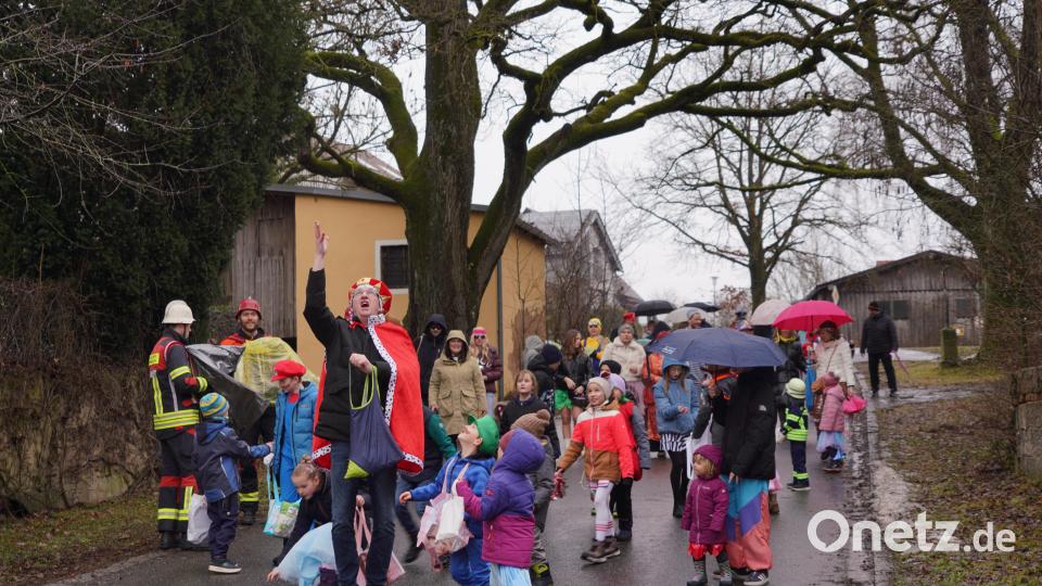 Seine Hoheit König Thomas I., der Sächsische Albersriether - führt die Foßnacht an und schleudert seine Zuckerl unter das Kindernarrenvolk. Bild: fvo