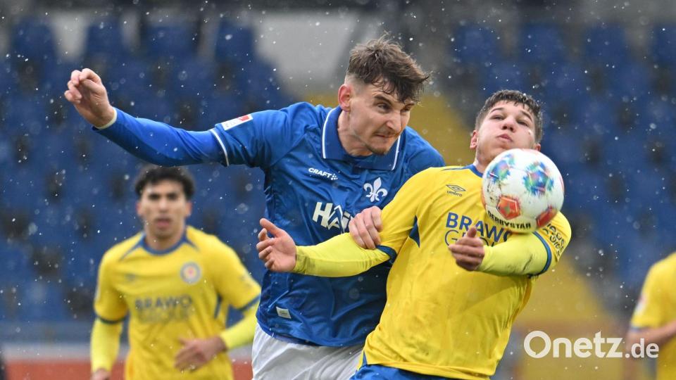 Jovan Mijatovic (r, Eintracht Braunschweig) und Malej Maglica (Darmstadt 98) kämpfen um den Ball. Bild: Swen Pförtner/dpa