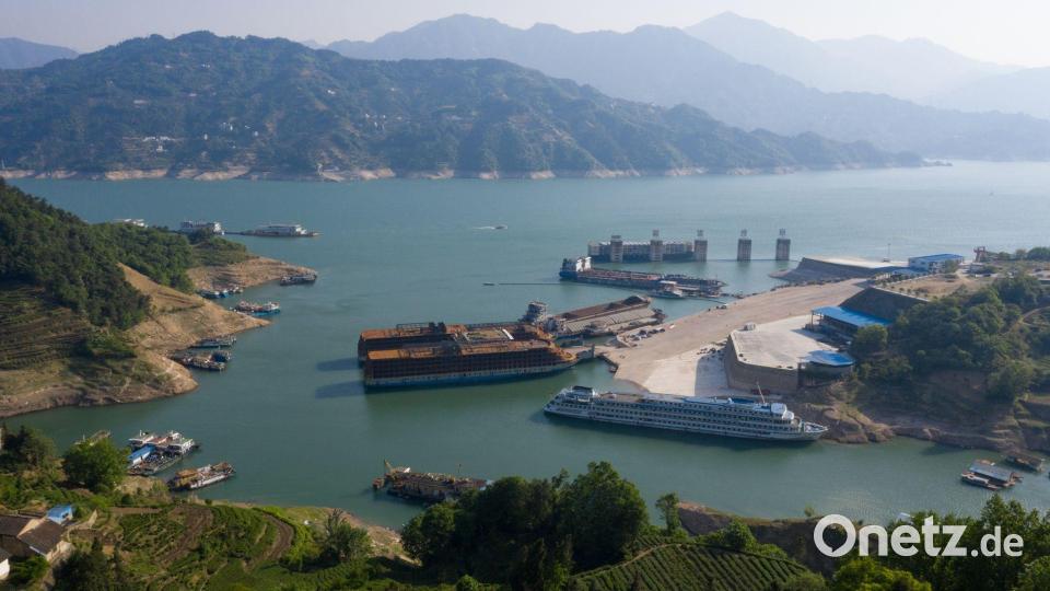 Boote und Schiffe liegen im Flussbecken von Zigui. Bild: Lei Yong/XinHua/dpa