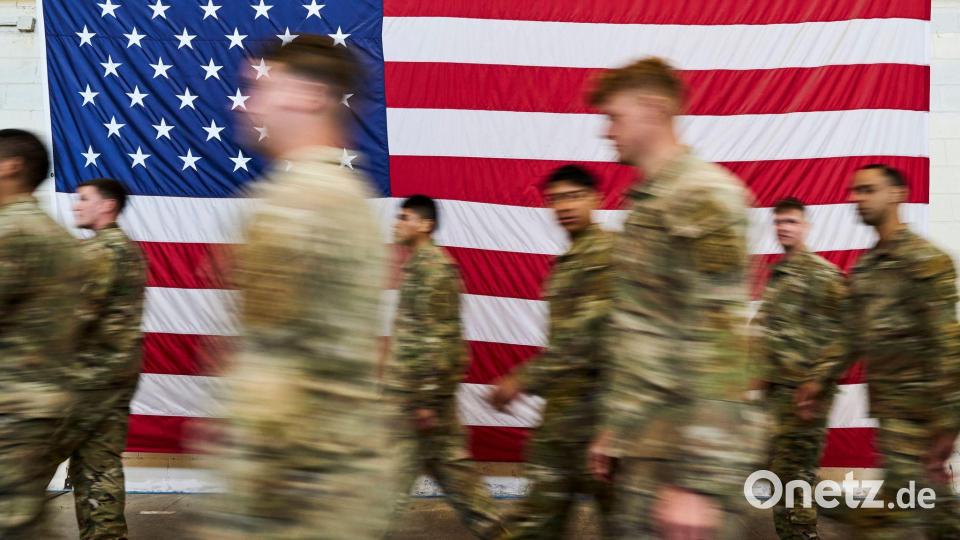 Mitglieder des XVIII. Luftlandekorps empfangen US-Präsident Trump in Fort Bragg. Bild: Matt Ramey/AP/dpa