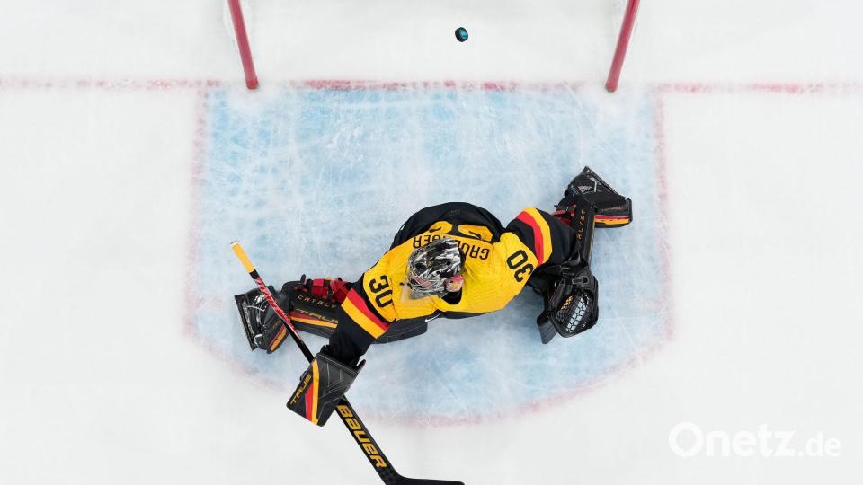 Gegen effiziente Letten kassierte NHL-Keeper Grubauer vier Gegentore Bild: Darko Bandic/AP/dpa