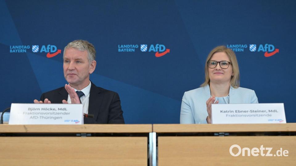 Die AfD-Politiker Björn Höcke (l.) und Katrin Ebner-Steiner (r.) sind die Redner auf einem parlamentarischen Frühschoppen der Partei in München. Bild: Malin Wunderlich/dpa