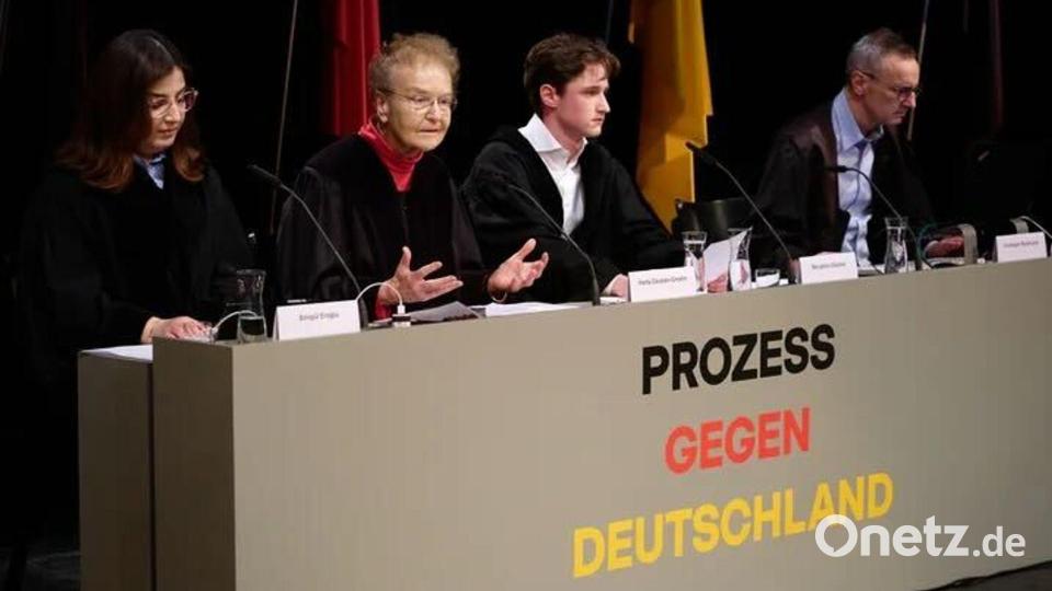 In dem fiktiven Prozess wird über ein Verbot der AfD verhandelt. Bild: Fabian Hammerl/Thalia Theater/dpa