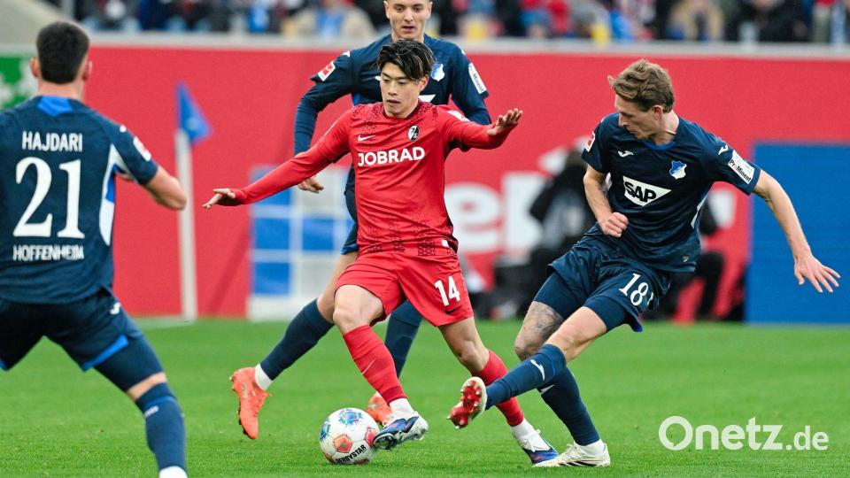 Yuito Suzuki und Freiburg: Von Hoffenheimern umzingelt. Bild: Uwe Anspach/dpa