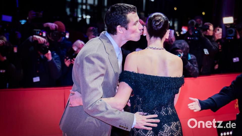 Sie begleitete ihren Verlobten Callum Turner zu seiner Filmpremiere. Bild: Christoph Soeder/dpa