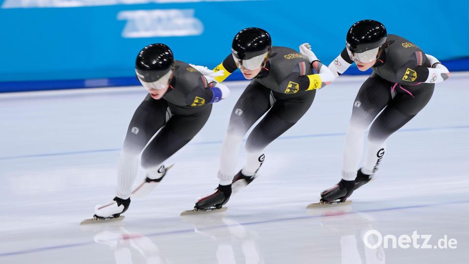 Die deutschen Eisschnelllauf-Frauen um Lea Sophie Scholz, Josephine Schlörb und Josie Hofmann (v. l.) sind in der Teamverfolgung im Viertelfinale ausgeschieden. Bild: Ben Curtis/AP/dpa