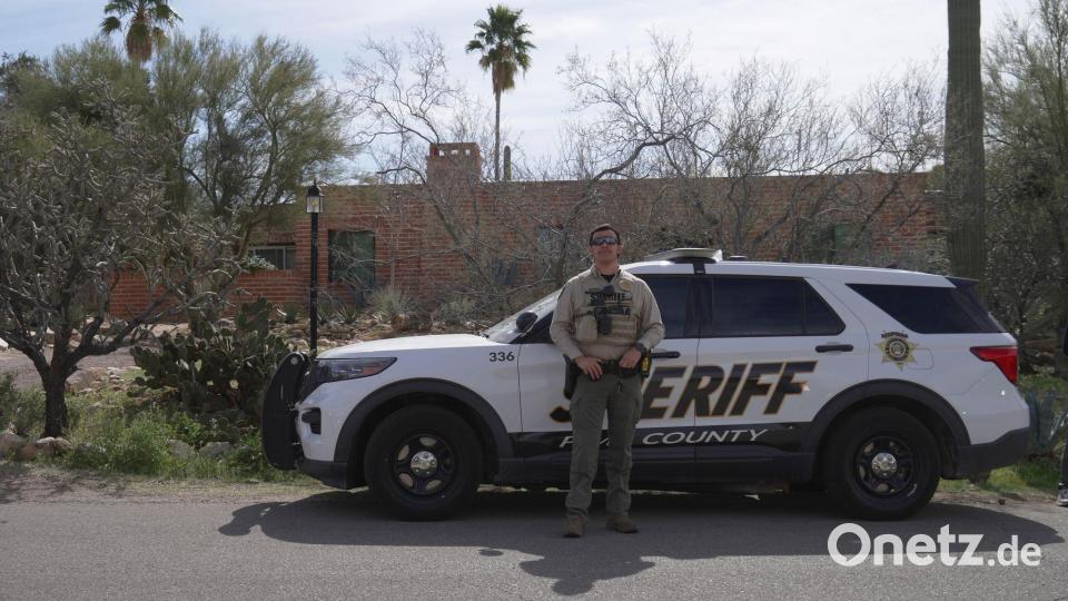 Seit fast zwei Wochen sind neben vielen Medienvertretern Einsatzkräfte der Polizei vor dem Haus der verschwundenen Rentnerin Nancy Guthrie dauerhaft präsent. Bild: Ty ONeil/AP/dpa