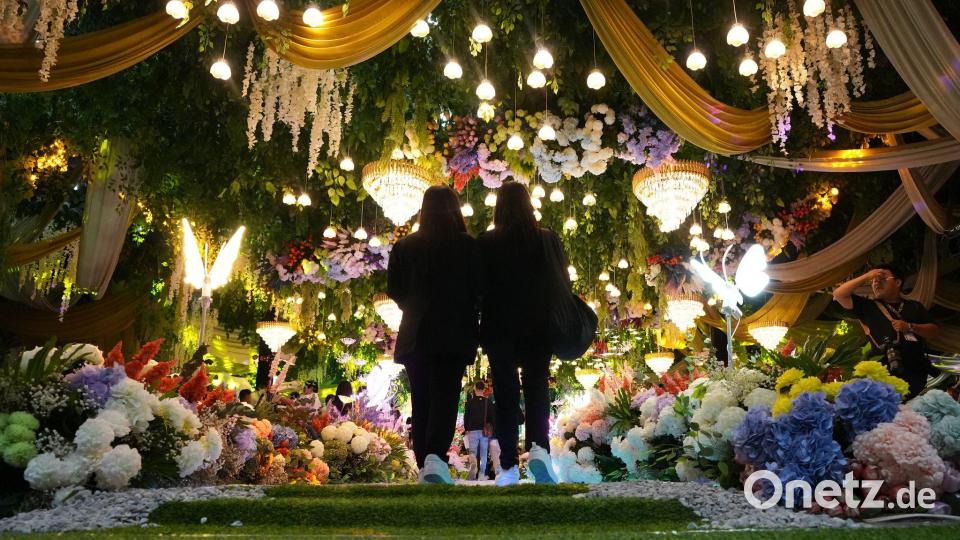 Ein Paar betritt einen Veranstaltungsort während einer LGBTQIA+-Verlobungszeremonie am Valentinstag. Bild: Aaron Favila/AP/dpa