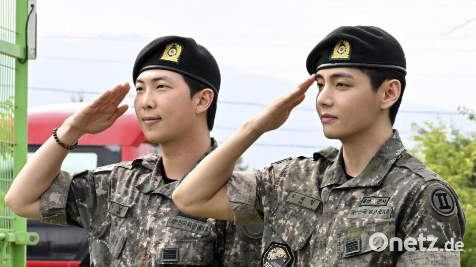 Die Bandmitglieder mussten den in Südkorea verpflichtenden Militärdienst leisten. Hier zu sehen: RM (l) und V nach ihrer Entlassung. (Archivbild) Bild: -/kyodo/dpa