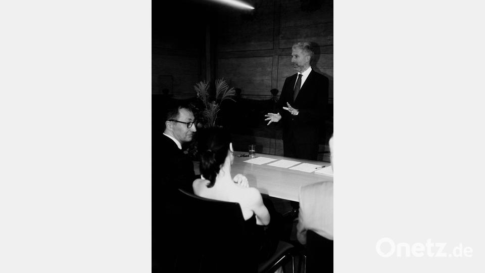 OB und Standesbeamter Palmer hält die nächtliche Traurede für das Brautpaar. Bild: Alwin Maigler/Team Cem Özdemir /dpa