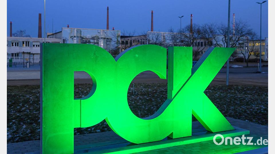 Die Leitung der Raffinerie PCK bittet die Bundesregierung um Unterstützung, damit US-Sanktionen ausbleiben. (Archivbild) Bild: Patrick Pleul/dpa