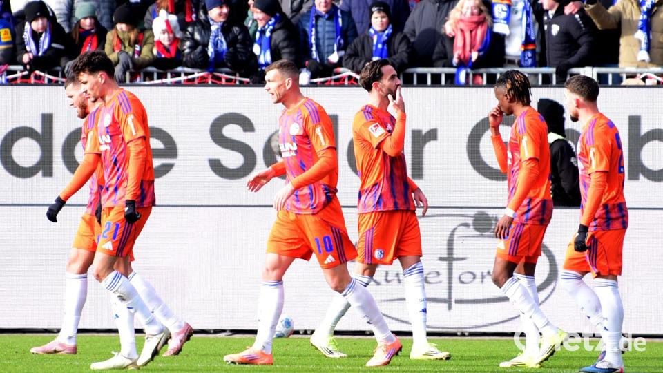 Brachte sein Team in Führung: Schalkes Kapitän Kenan Karaman (3.v.r). Bild: Daniel Bockwoldt/dpa