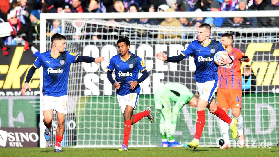 Kieler Hoffnung nach dem verwandelten Foulelfmeter durch David Zec (r) Bild: Daniel Bockwoldt/dpa