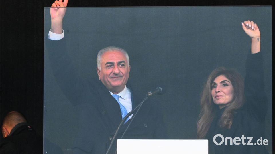 Jubel gab es für Reza Pahlavi, den Sohn des gestürzten iranischen Schahs Mohammad Reza Pahlavi, der zusammen mit seiner Frau Yasmine auf der Theresienwiese in München auftrat. Bild: Felix Hörhager/dpa