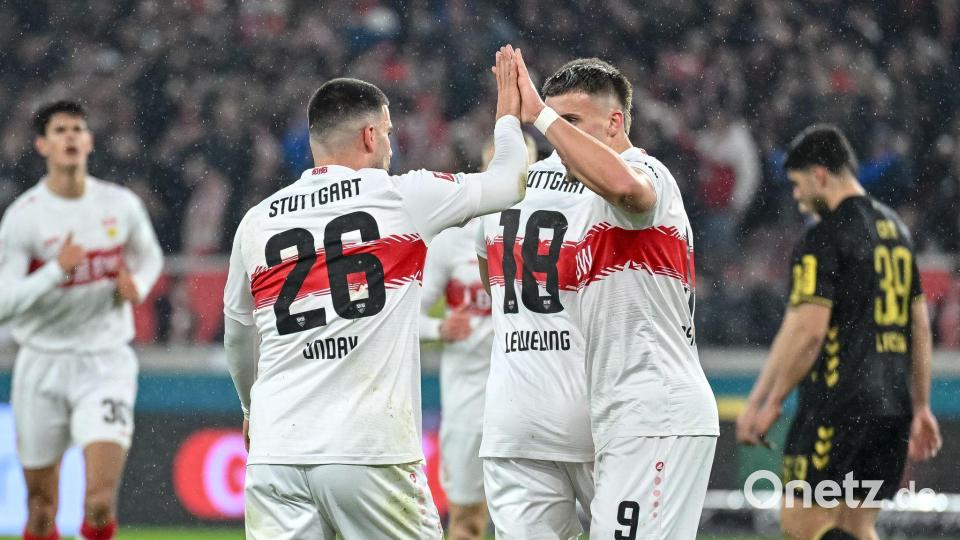 Deniz Undav (l) und Ermedin Demirovic (r) freuten sich am Ende, dass sie beide gegen Köln trafen. Bild: Harry Langer/dpa