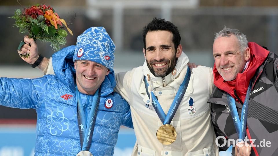 Martin Fourcade (M) und seine Kollegen bekamen auch nachträglich neue Medaillen. Bild: Hendrik Schmidt/dpa