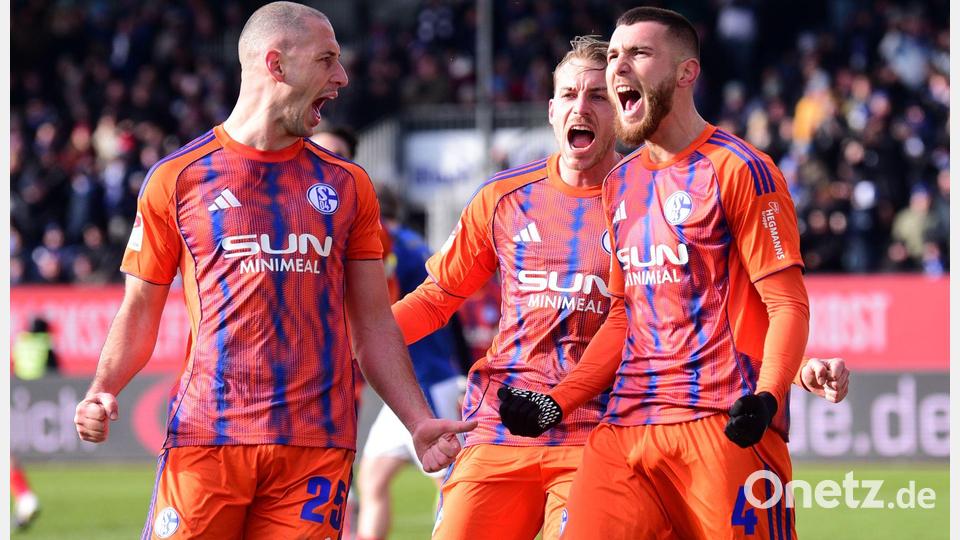 Hasan Kurucay (r) erzielte für Schalke das 2:0. Bild: Daniel Bockwoldt/dpa