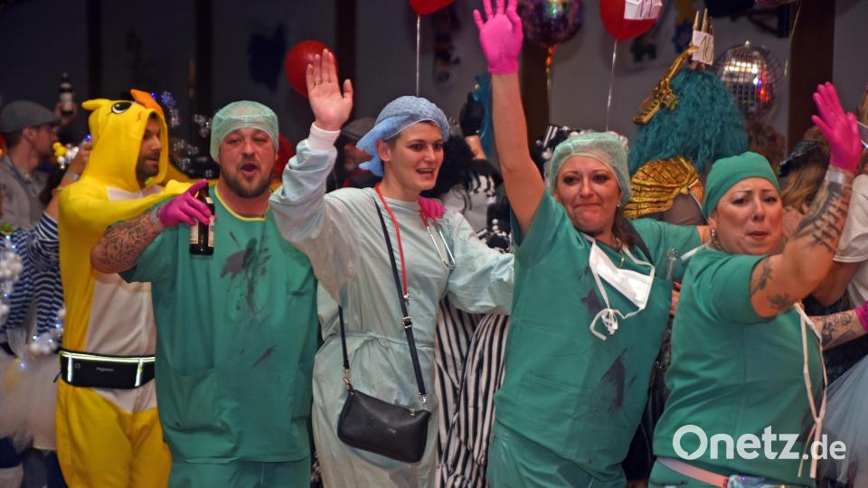 Auch als Krankenpfleger waren die Gäste beim Gockerlball verkleidet. Bild: Rudi Gebert