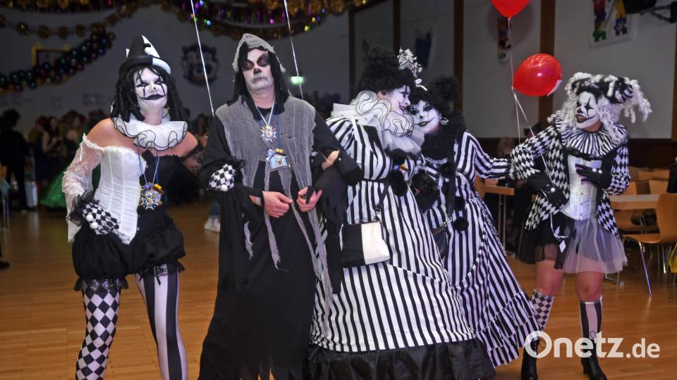 Die Clowns gewannen die Maskenprämierung beim Gockerlball. Bild: Rudi Gebert