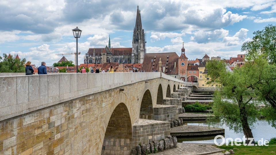 Die Steinerne Brücke in Regensburg kommt auch im Film „Ein fast perfekter Antrag“ vor. (Archivbild) Bild: Armin Weigel/dpa