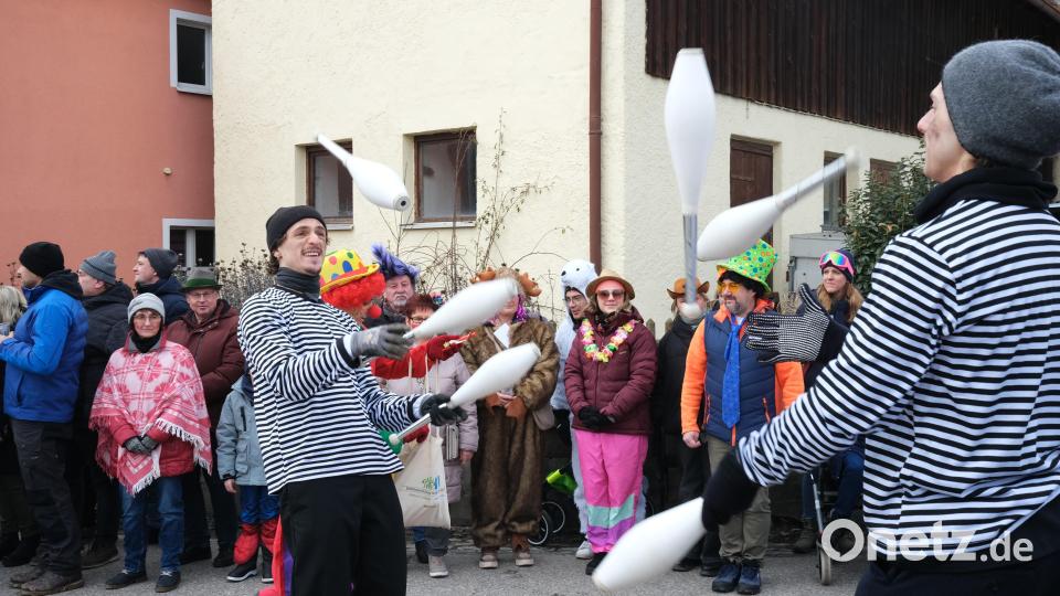 Schabernaks Schüler beim Jonglieren. Bild: Hirsch