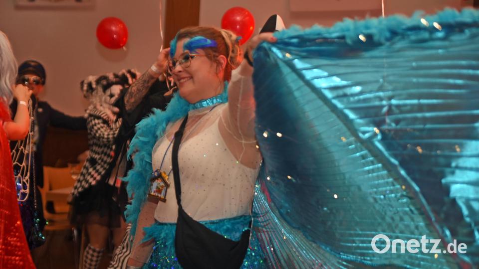 Wohin das Auge reichte: Bunte und originelle Masken beim Gockerlball. Bild: Rudi Gebert