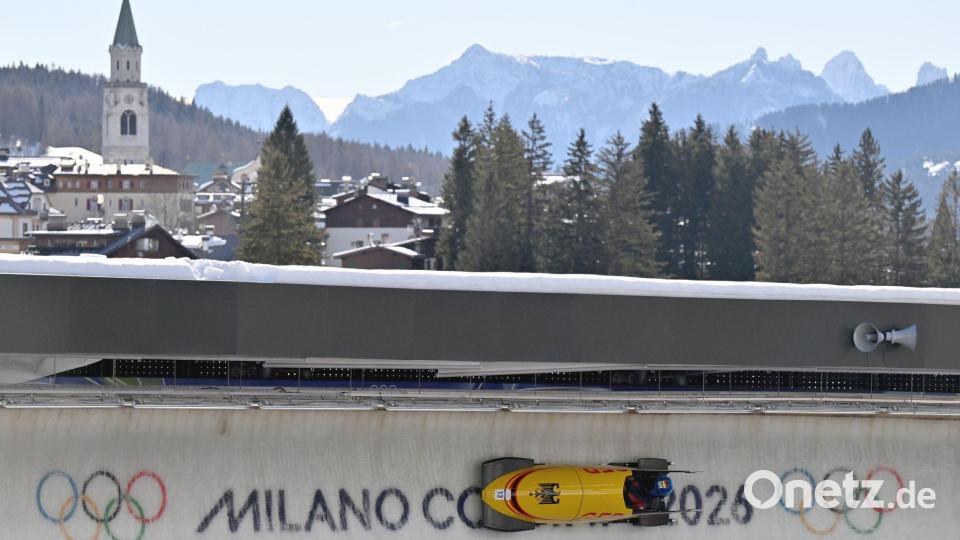 Kim Kalicki fährt mit dem Monobob die Bahn in Cortina hinunter. Bild: Robert Michael/dpa