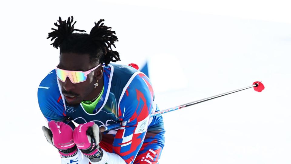 Stevenson Savart aus Haiti fällt bei den Langlauf-Wettbewerben auf.  (Archivbild) Bild: Daniel Karmann/dpa