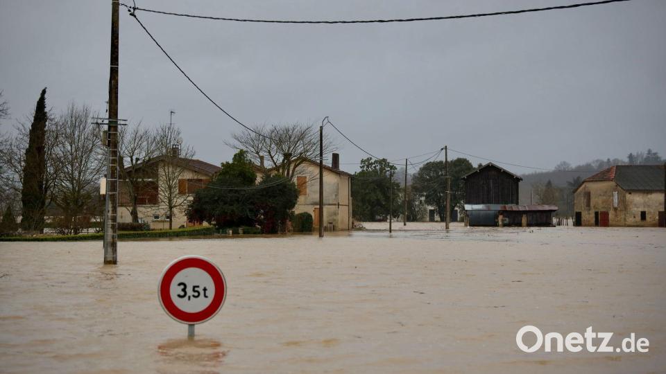 Ein Straßenschild ist auf einer überschwemmten Straße in La Reole (Frankreich) zu sehen. Bild: Yohan Bonnet/AP/dpa