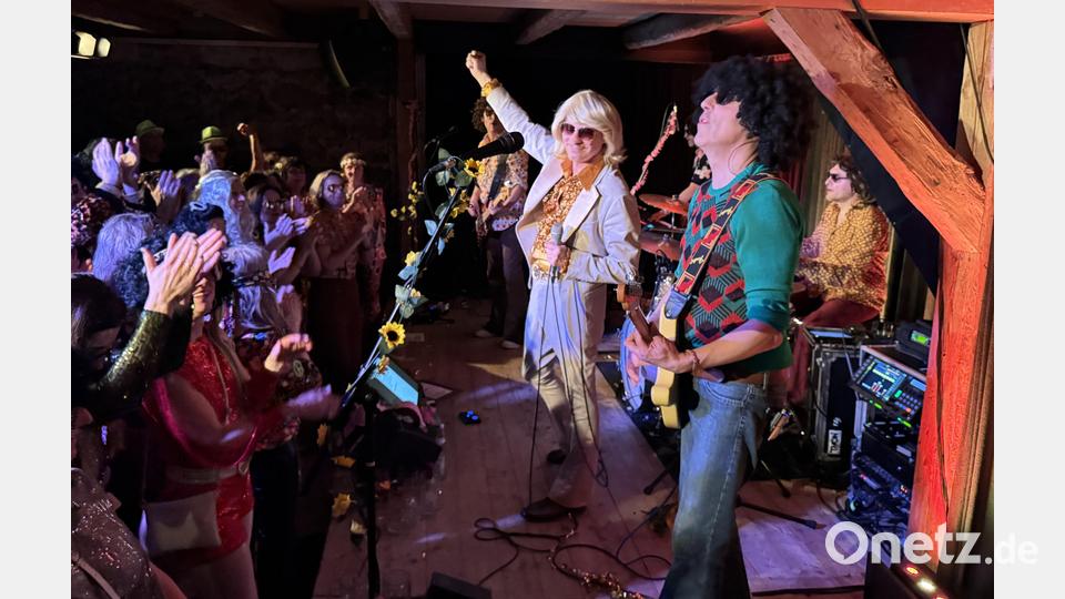 Die Golden Glitter Band bringt mit einer fulminanten Schlagerparade die Siebziger in den Schafferhof zurück. Bild: mgo