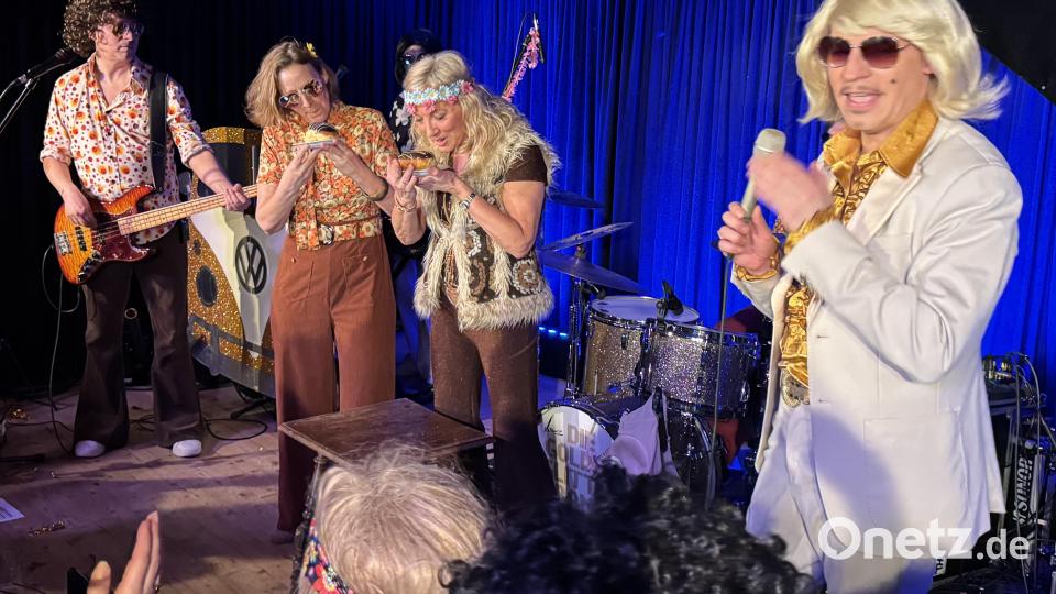 Zwei Kandidatinnen aus dem Publikum müssen in einem Wettkampf so schnell wie möglich einen Krapfen verspeisen. Bild: mgo