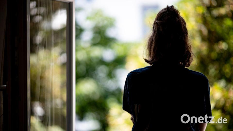 Teenager-Mädchen sind seit Corona besonders häufig von psychischen Störungen und Depressionen betroffen. (Symbolbild) Bild: Fabian Sommer/dpa