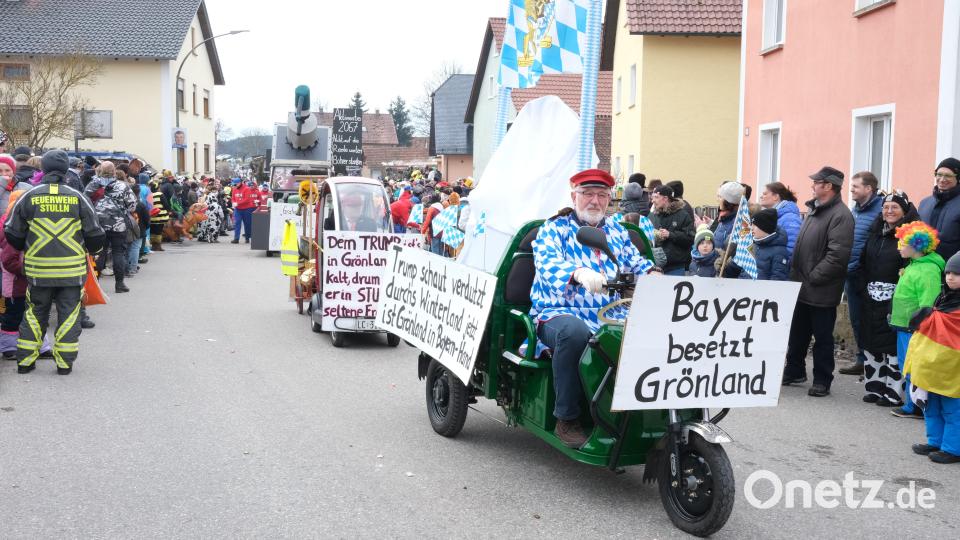 Mit Dreirädern macht sich diese Gruppe auf den Weg nach Grönland, um die Insel einzunehmen. Bild: Hirsch