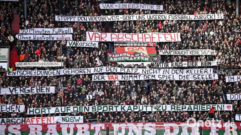 Die Fans haben den VAR satt. Bild: Harry Langer/dpa