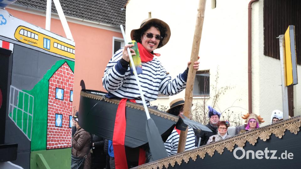 Die Brensdorfer taufen ihren Ort in "Brenedig" um und richten einen Bootsverkehr ein. Bild: Hirsch