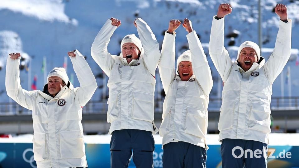 Johannes Hoesflot Klaebo (l) jubelt mit dem Team. Bild: Daniel Karmann/dpa