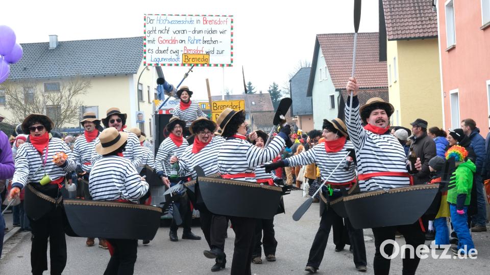 Weil die Gemeinde Stulln den Hochwasserschutz nicht in den Griff bekommt, wappnen sich die Bewohner des Ortsteils Brensdorf selbst gegen die drohende Gefahr und richten einen Bootsverkehr ein. Bild: Hirsch