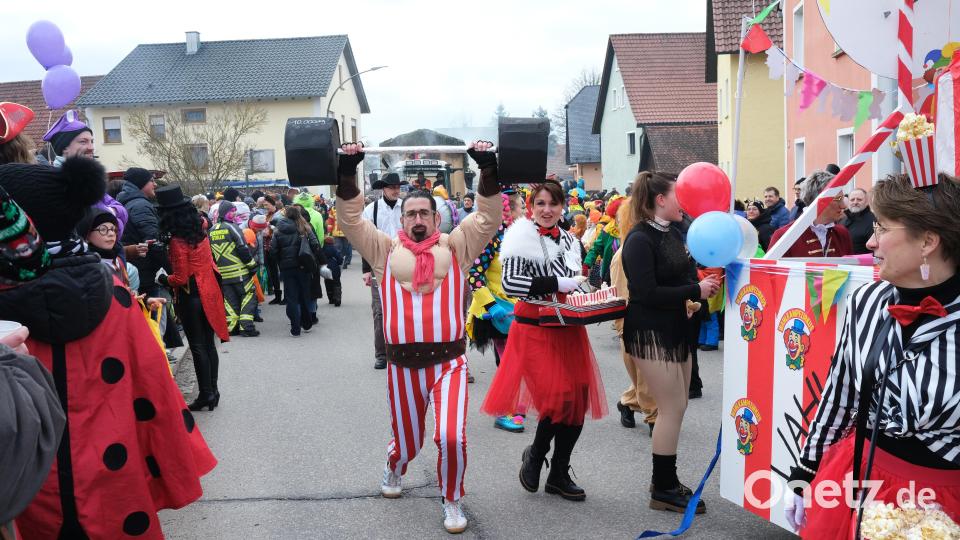 Die Künstler des Zirkus Bacardi. Bild: Hirsch