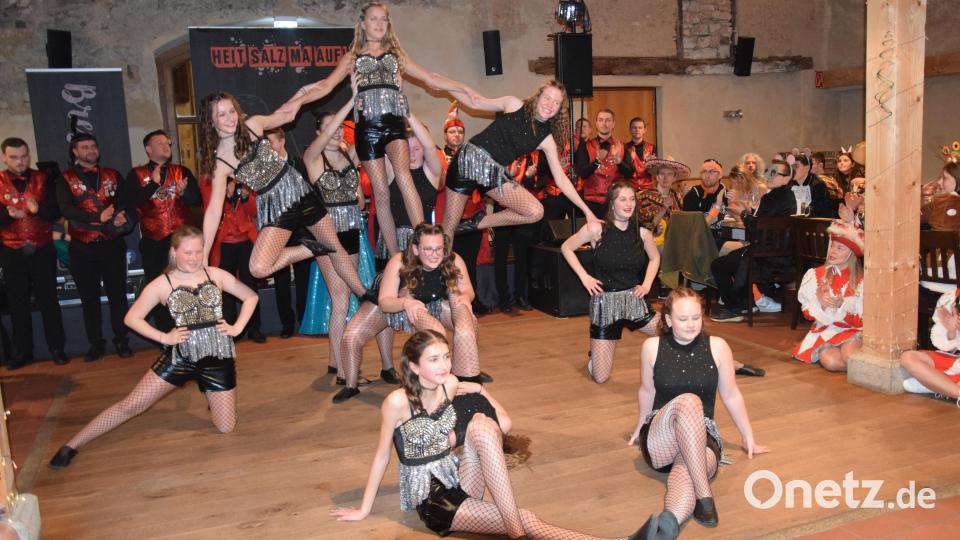 Mit einem Riesen-Applaus wurde die Jugendgarde des Faschingskomitee für ihren Showtanz-Auftritt "We will rock you" verabschiedet. Bild: bö