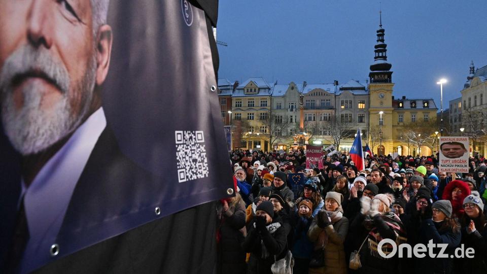 In ganz Tschechien gehen Menschen aus Solidarität mit ihrem Präsidenten Pavel auf die Straße. Er befindet sich in einem Machtkampf mit der Regierung von Andrej Babis. Bild: Ožana Jaroslav/CTK/dpa