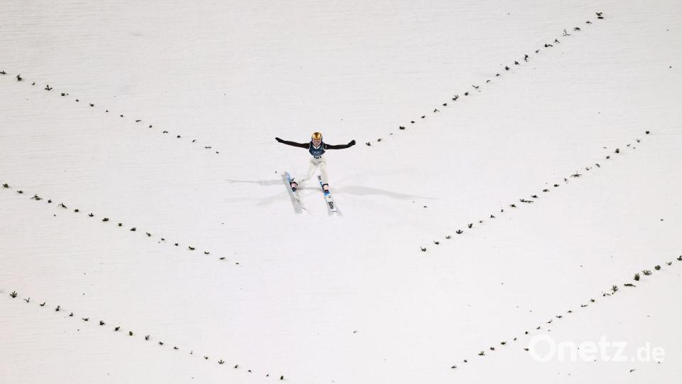 Nika Prevc (Slowenien) in Aktion. Bild: Daniel Karmann/dpa