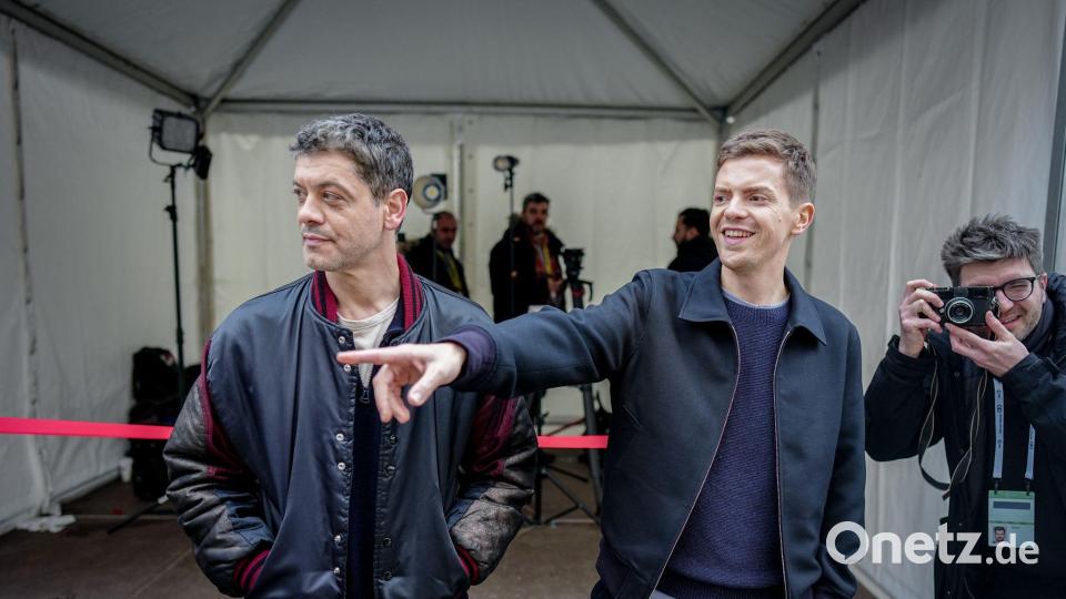 Carlo Ljubek (l) und Ferdinand Hofer (r) haben auf der Münchner Sicherheitskonferenz eine neue „Tatort“-Folge gedreht. Bild: Kay Nietfeld/dpa