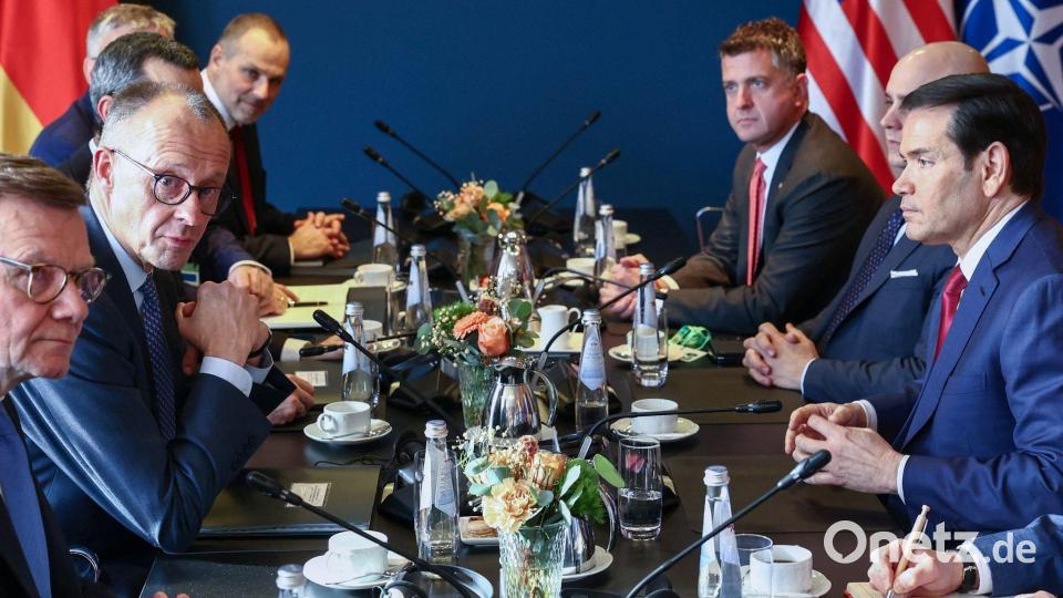 „Zwischen Europa und den Vereinigten Staaten von Amerika hat sich eine Kluft, ein tiefer Graben aufgetan“, konstatierte Kanzler Merz in seiner Rede bei der MSC. Später traf er sich dann mit US-Außenminister Marco Rubio. Bild: Liesa Johannssen/Reuters/Pool/dpa