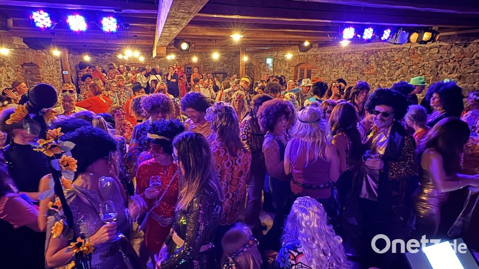 Beinahe jede Besucherin und jeder Besucher hat sich Outfit-technisch perfekt für den Auftritt der Golden Glitter Band eingekleidet. Bild: mgo