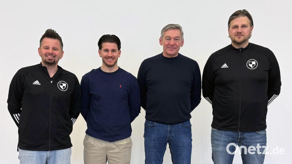 Klaus Schinner (Zweiter von rechts) wird im Sommer wieder Trainer des SVSW Kemnath. Bild: Redaktion
