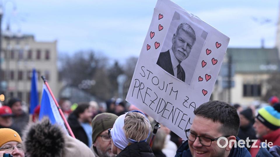 Menschen demonstrieren zur Unterstützung des tschechischen Präsidenten Pavel in Pardubice (Pardubitz), Ostböhmen. Auf dem Schild steht „Ich stehe zum Präsidenten“. Bild: Josef Vostarek/CTK/AP/dpa