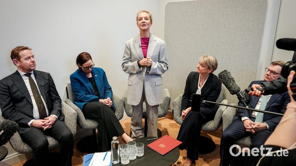 Bei einem gemeinsamen Auftritt am Rande der Münchner Sicherheitskonferenz präsentieren Außenminister Johann Wadephul und mehrere Kolleginnen und Kollegen gemeinsam mit Nawalny-Witwe Julia neue Erkenntnis zum Tod des Kremlkritikers Bild: Kay Nietfeld/dpa