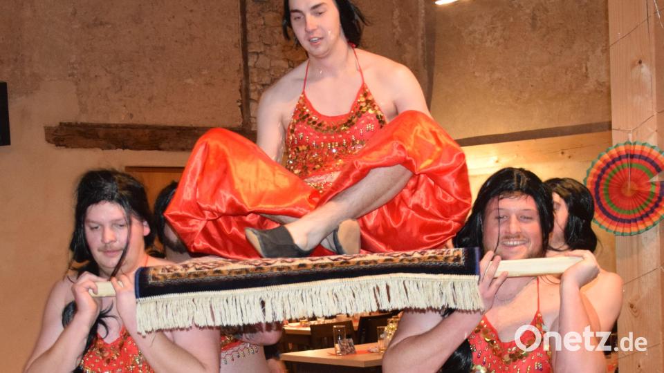 Das war der besondere Hingucker: Station machten das Männerballett mit ihrem Auftritt aus "1000 und einer Nacht", doch letztendlich zog die Karawane in die Bar weiter, weil der Sultan Durst hatte. Bild: bö
