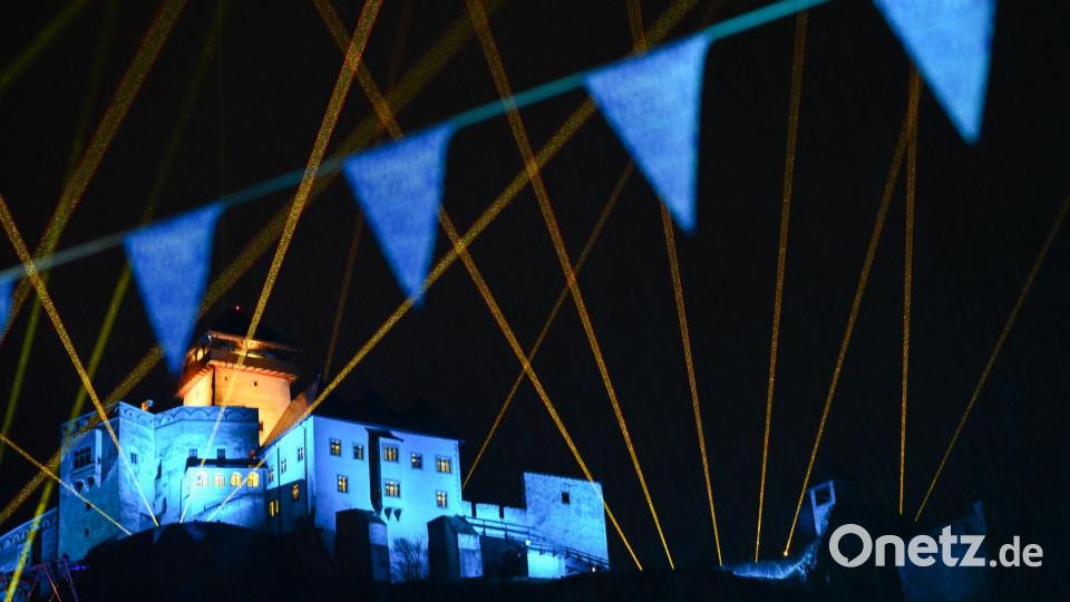 Die Burg Trenčín ist während des Eröffnungswochenendes der Kulturhauptstadt Europas Trenčín 2026 farbig beleuchtet. Bild: Martin Medòanský/TASR/dpa